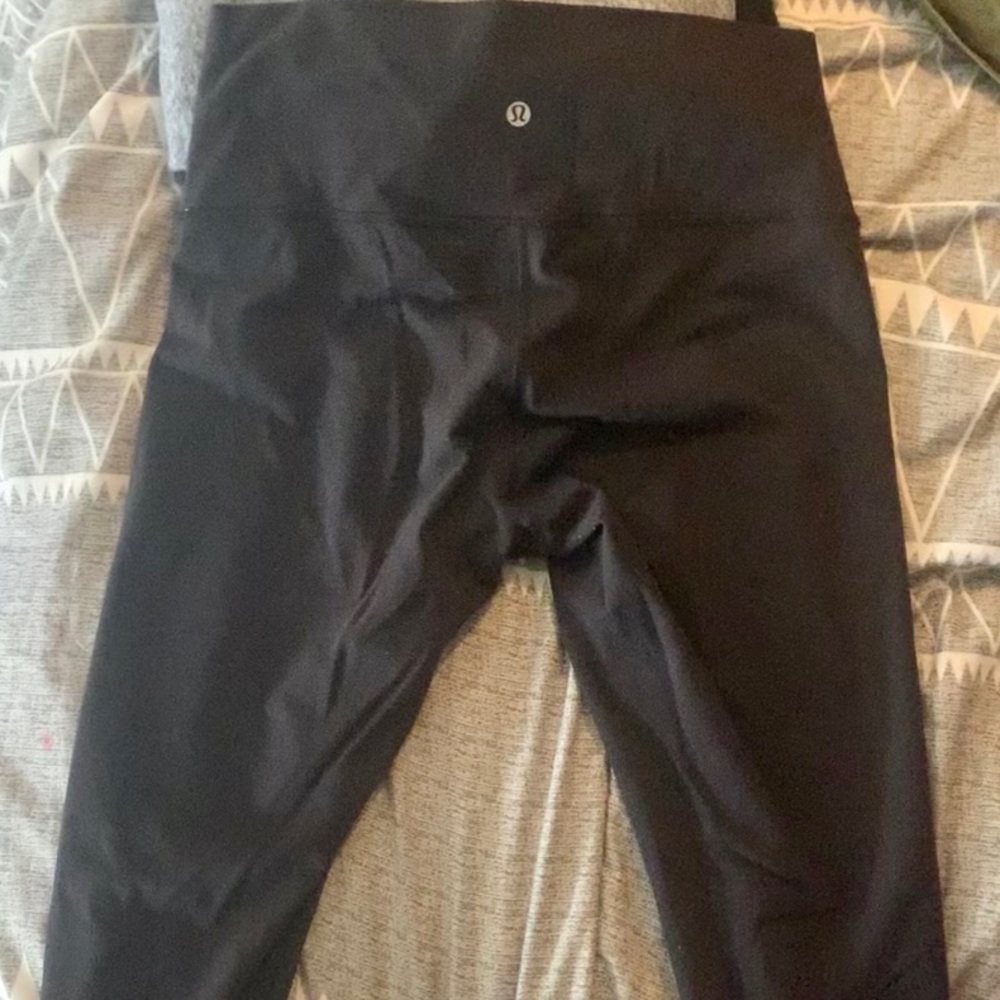 Black 7/8 a lululemon leggings.
